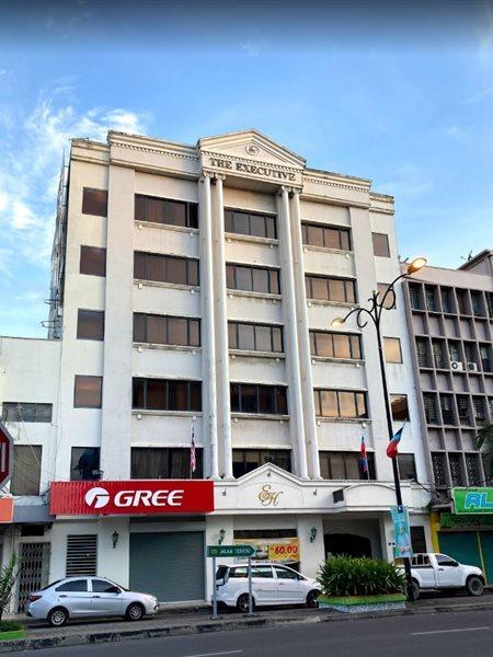The Executive Hotel Лахад-Дату Экстерьер фото
