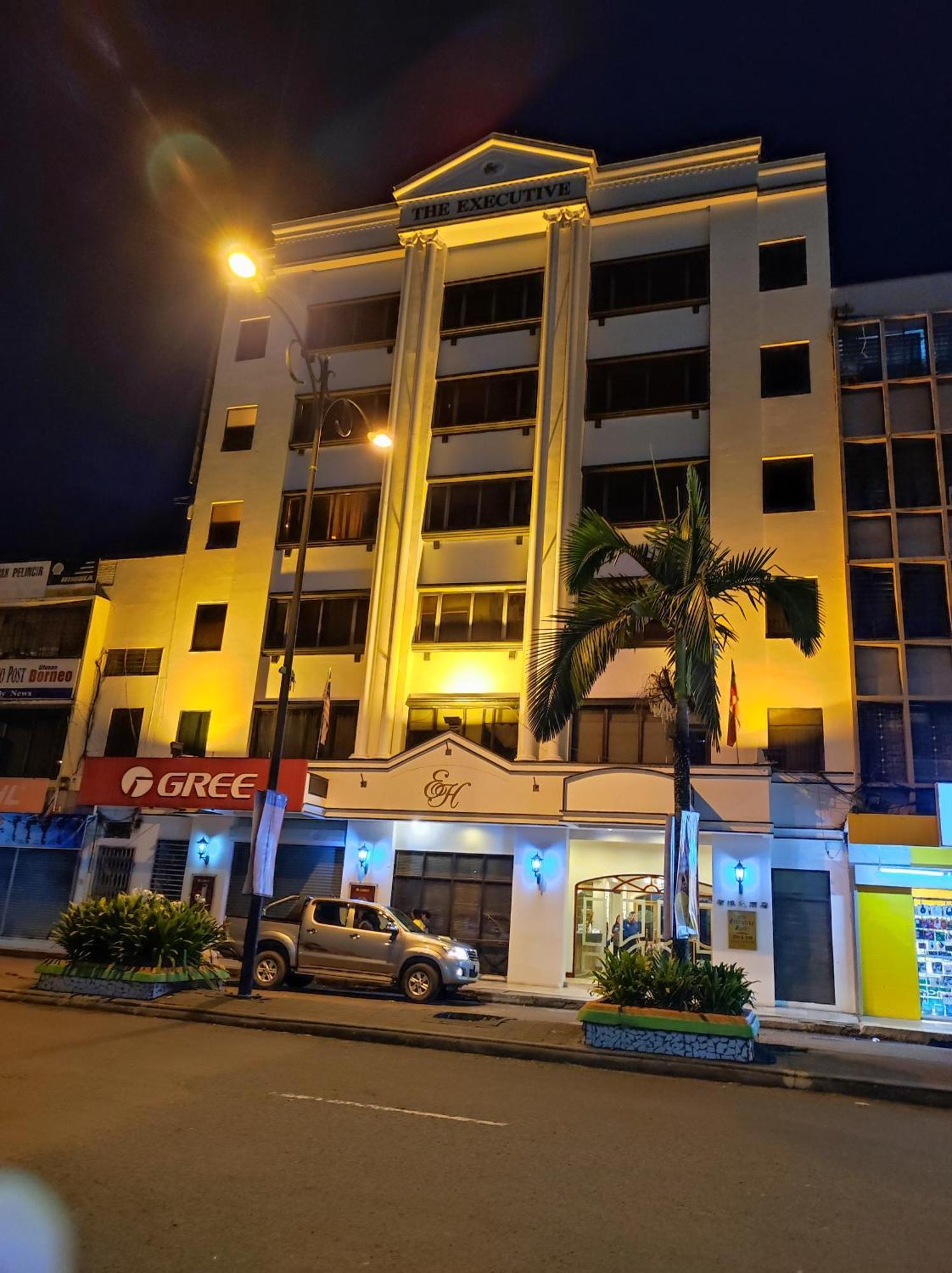 The Executive Hotel Лахад-Дату Экстерьер фото