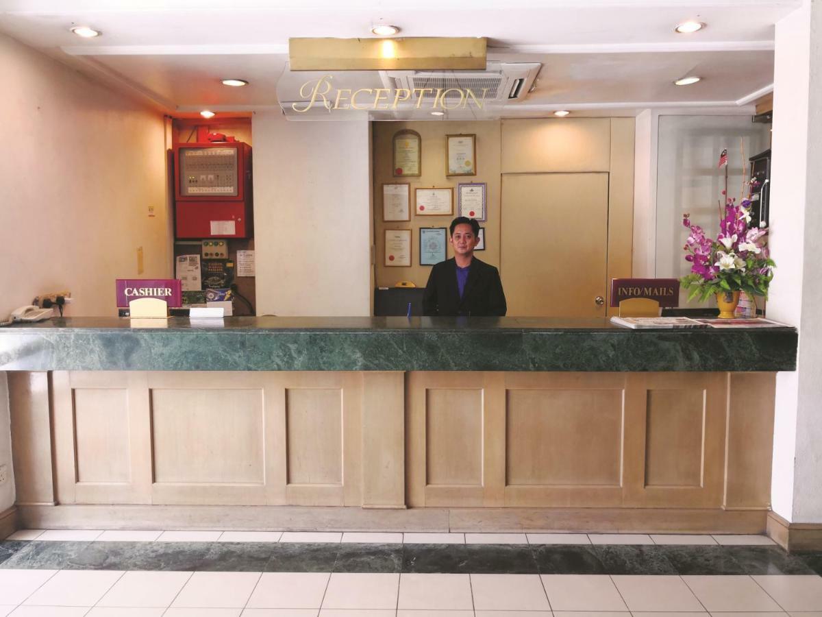 The Executive Hotel Лахад-Дату Экстерьер фото