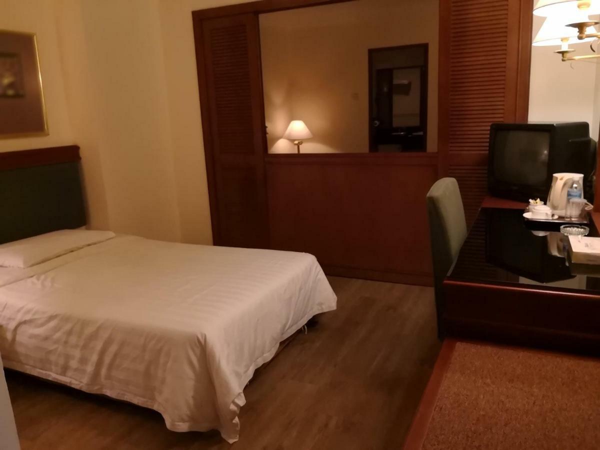 The Executive Hotel Лахад-Дату Экстерьер фото