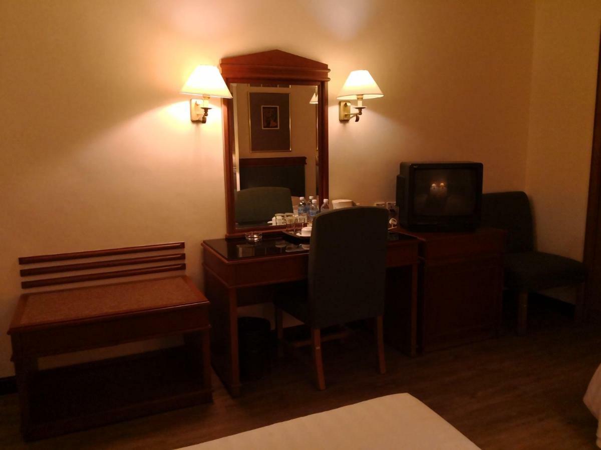 The Executive Hotel Лахад-Дату Экстерьер фото