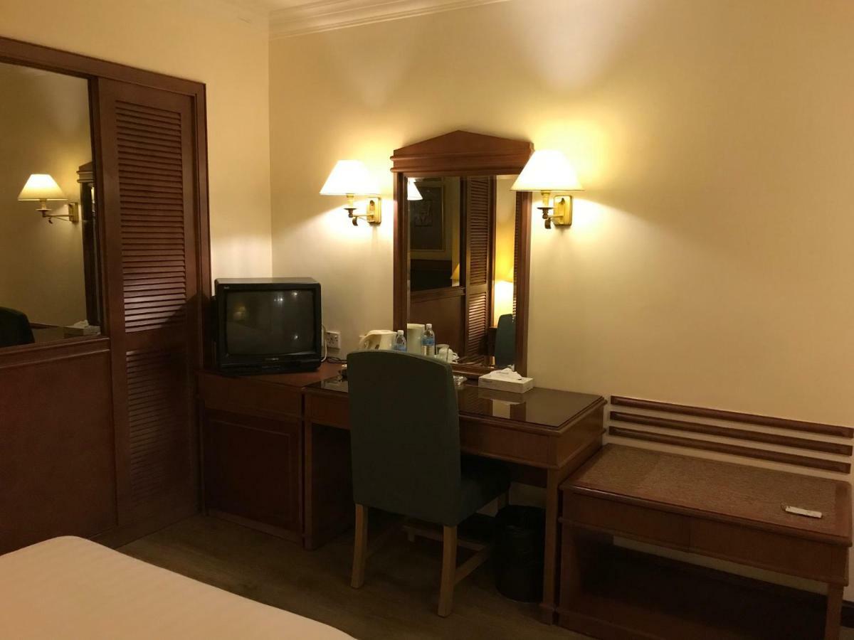 The Executive Hotel Лахад-Дату Экстерьер фото
