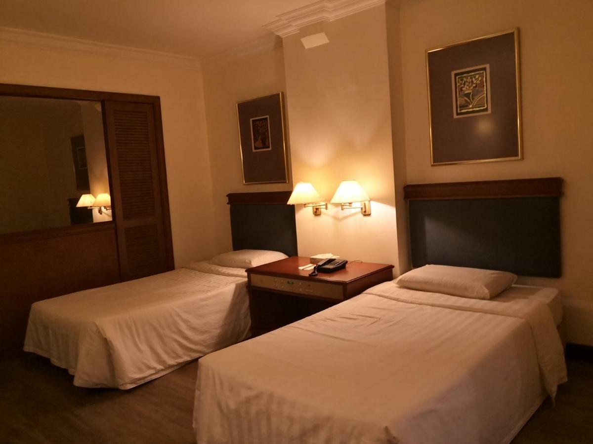 The Executive Hotel Лахад-Дату Экстерьер фото