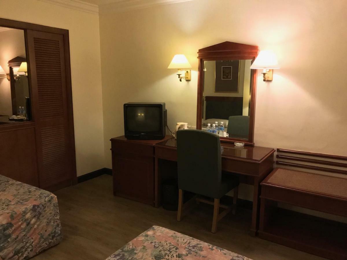 The Executive Hotel Лахад-Дату Экстерьер фото