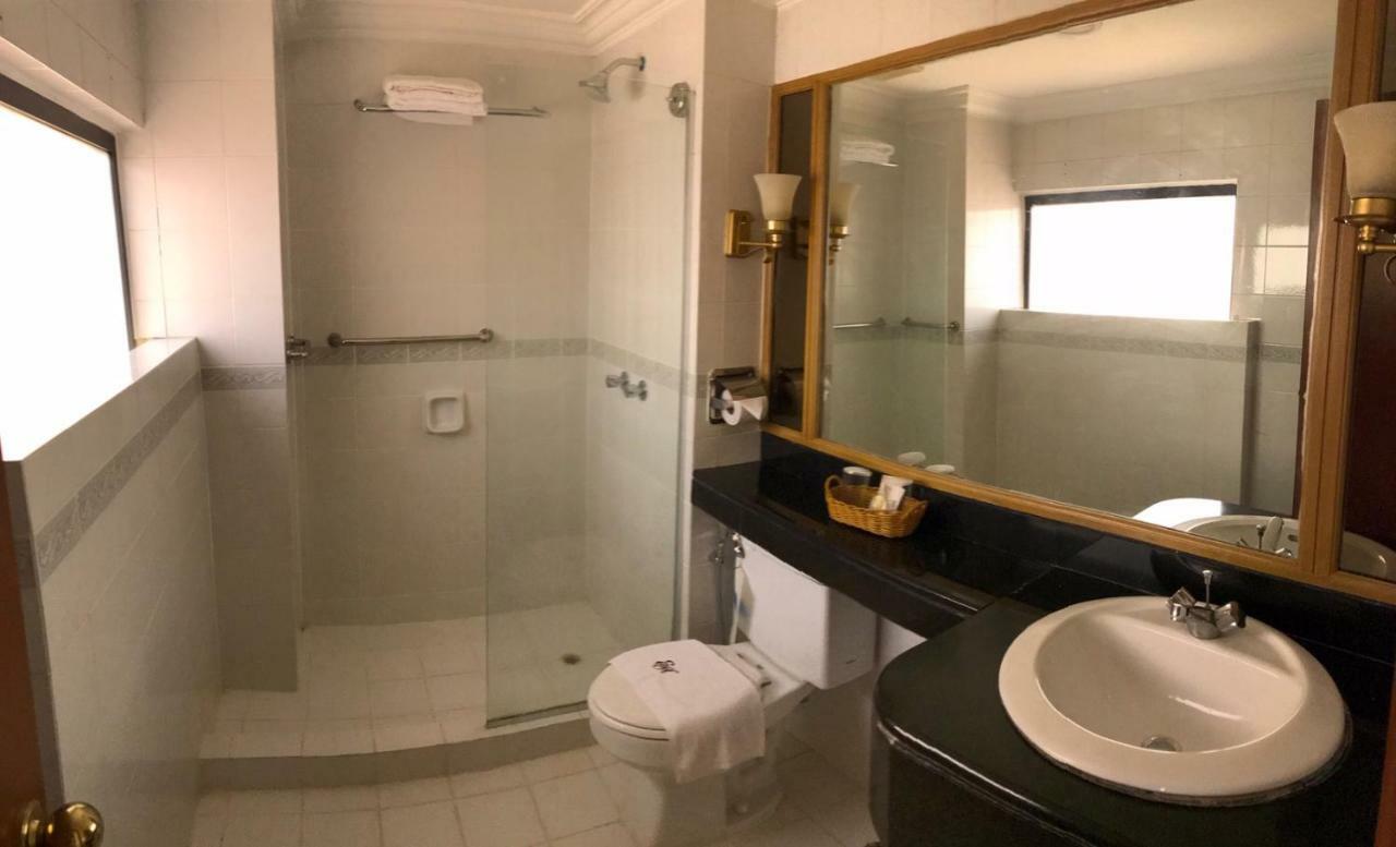 The Executive Hotel Лахад-Дату Экстерьер фото