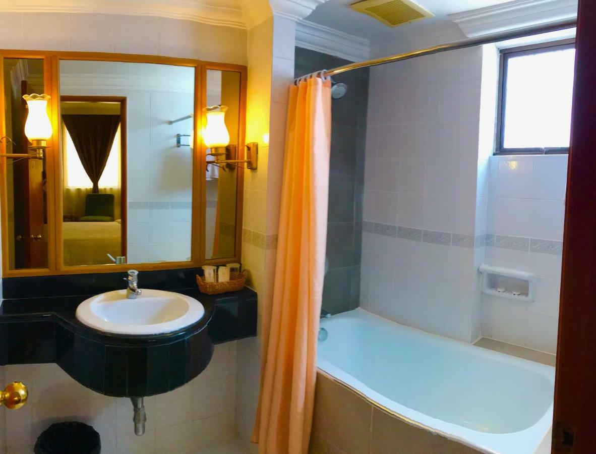 The Executive Hotel Лахад-Дату Экстерьер фото