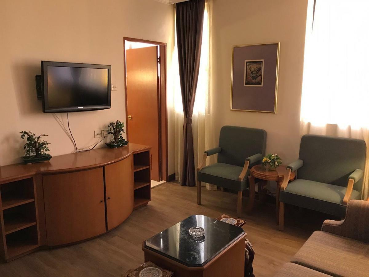 The Executive Hotel Лахад-Дату Экстерьер фото