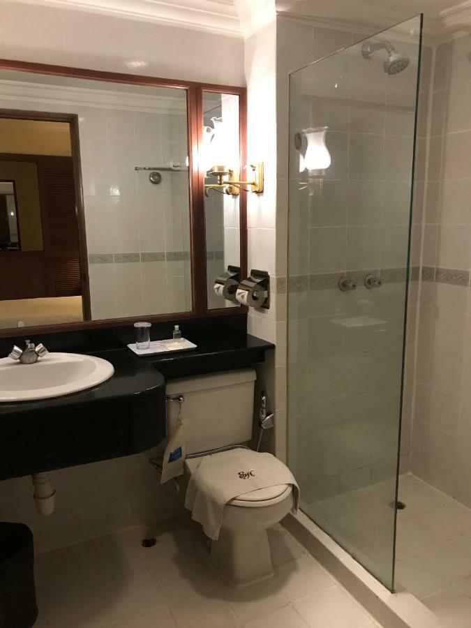 The Executive Hotel Лахад-Дату Экстерьер фото